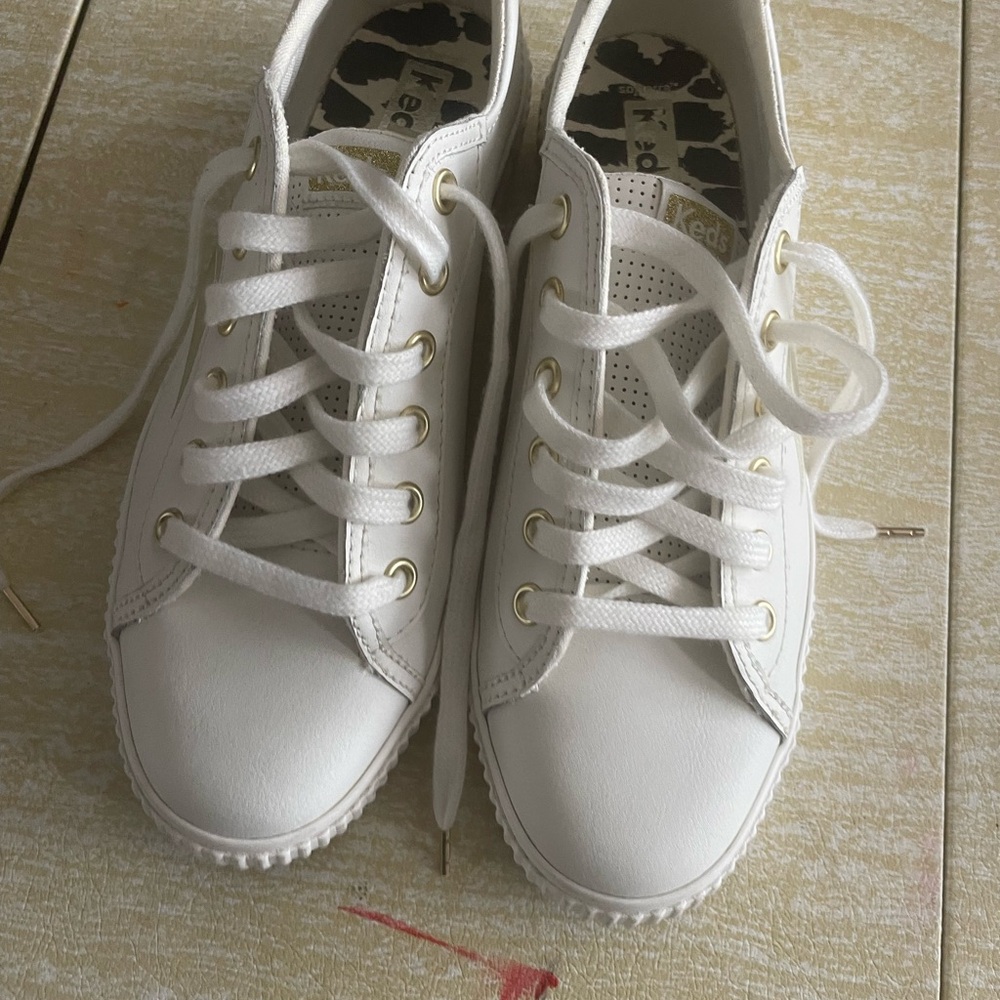 Keds White Lace-Up Sneakers Eeuc! Barely worn